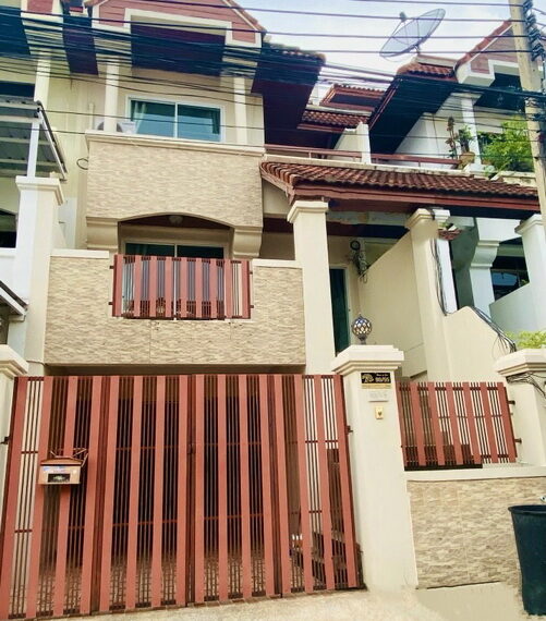 Royal Nakharin Villa On Nut 46 Townhome For rent_01